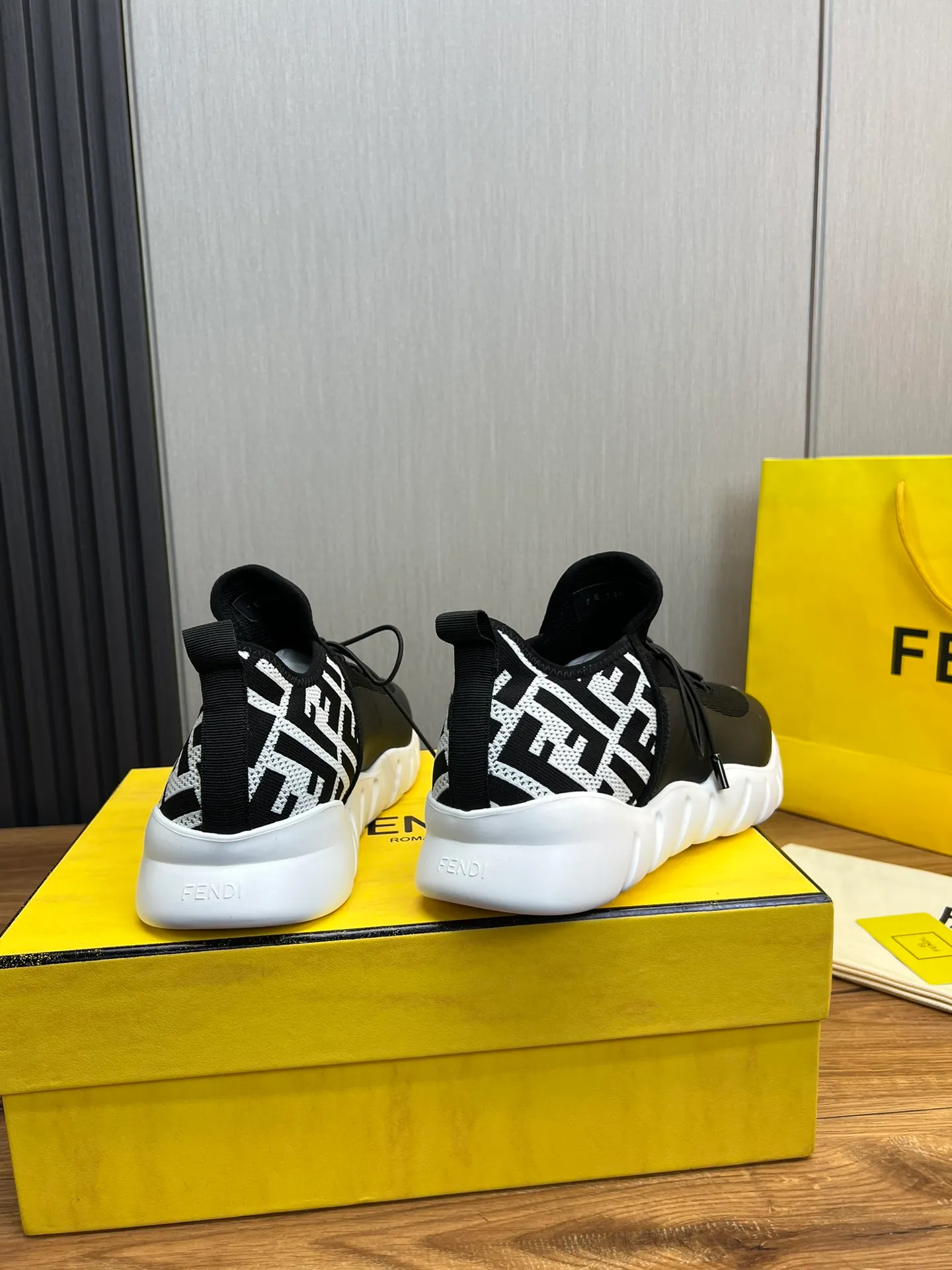 Men's shoes💰680💰 ＦＥＮＤＩ. Fendi🔍Top purchasing agent🇮🇹 The new and popular counter of the popular street boy monster has original factory configuration, original fly-knit fabric imported from Italy, high-quality printing technology, imported water-dyed cowhide with breathable mesh lining, breathable and comfortable, soles: original factory special soles are super comfortable, original factory single goods 🔍high quality, you can enter and leave the counter at will, welcome to compare, code number 39-44 (can be ordered 38.45.46)